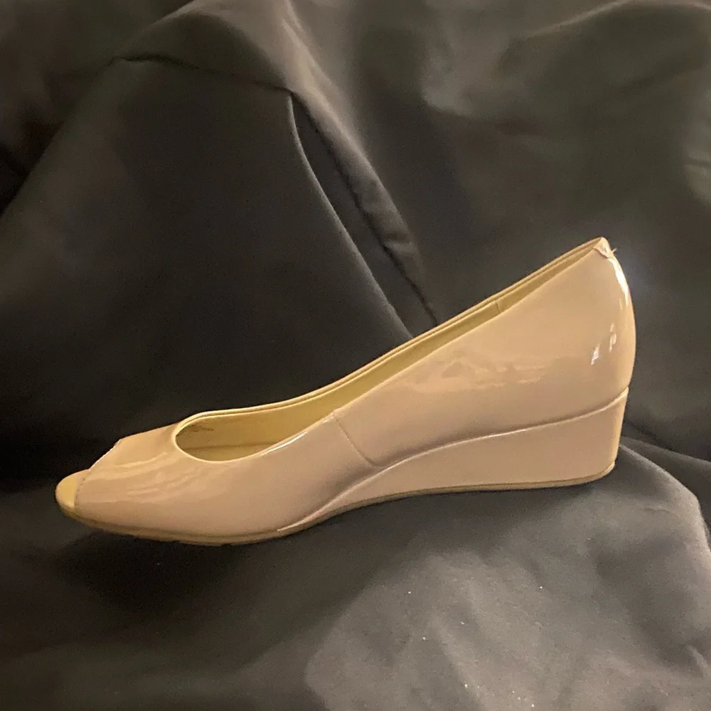 Good looking BANDOLINO Size 10 Chandra Peep-Toe Pump + Wedge Heel. - Picture 5 of 5